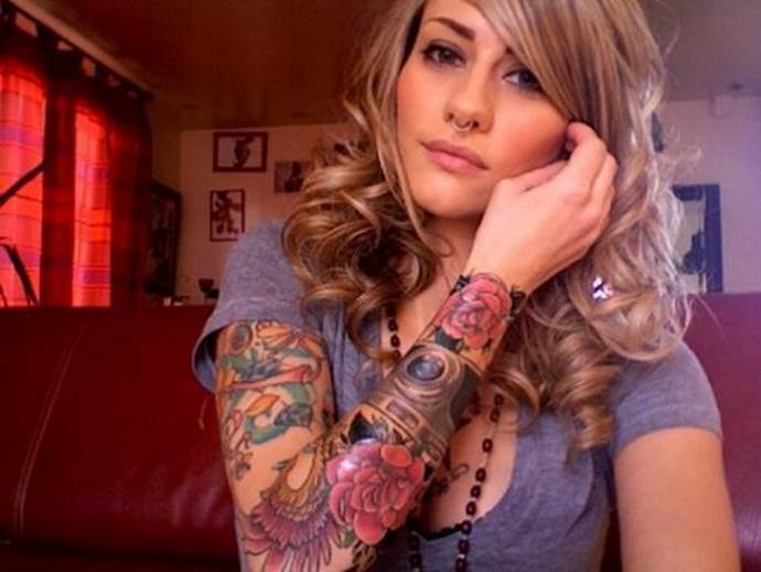 manche de tatouage blonde