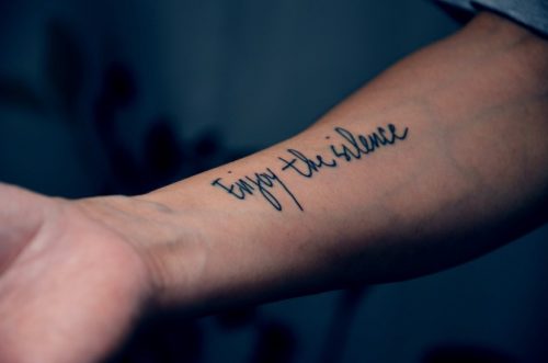 Plus de 120 phrases de tatouage pour les hommes