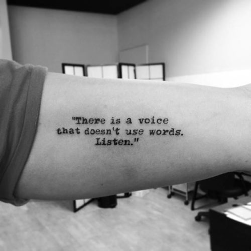 Plus de 120 phrases de tatouage pour les hommes