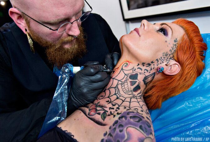Cela fait-il mal de se faire tatouer dans le cou ?