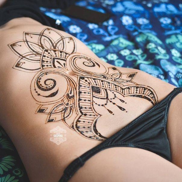 Gros tatouage sur le ventre