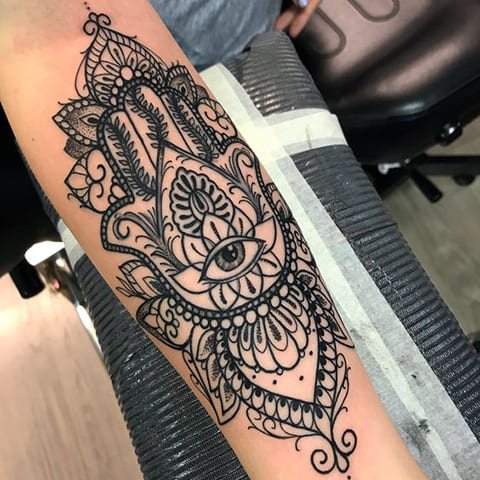 Grand tatouage de Fatima sur le bras