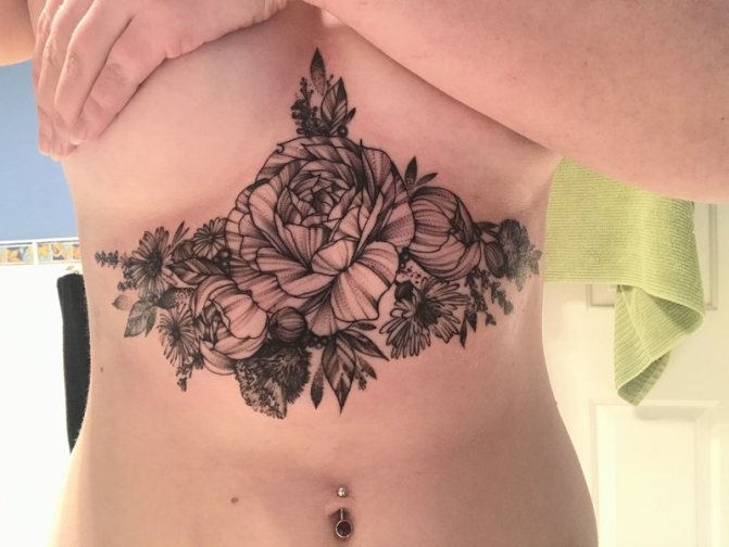 Gros tatouage avec une rose sous votre poitrine