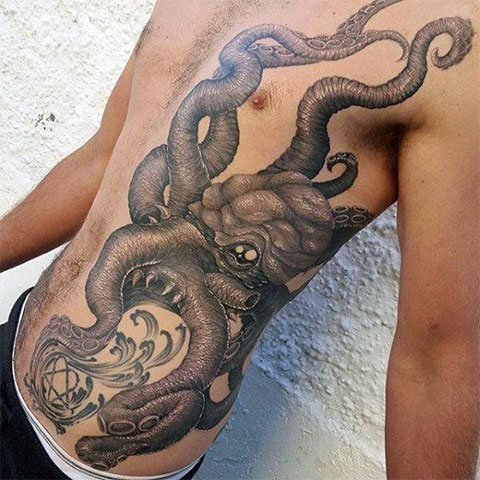 Gros tatouage de pieuvre