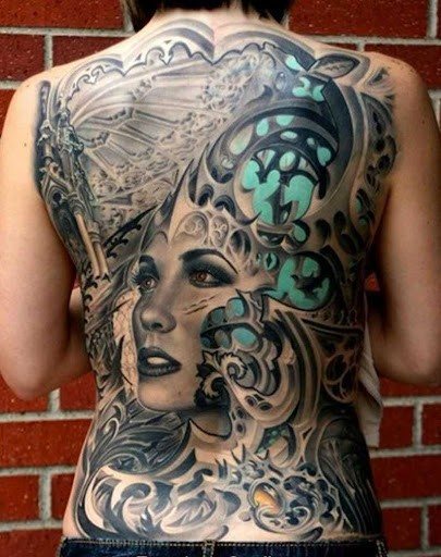 Gros tatouage complet dans le dos