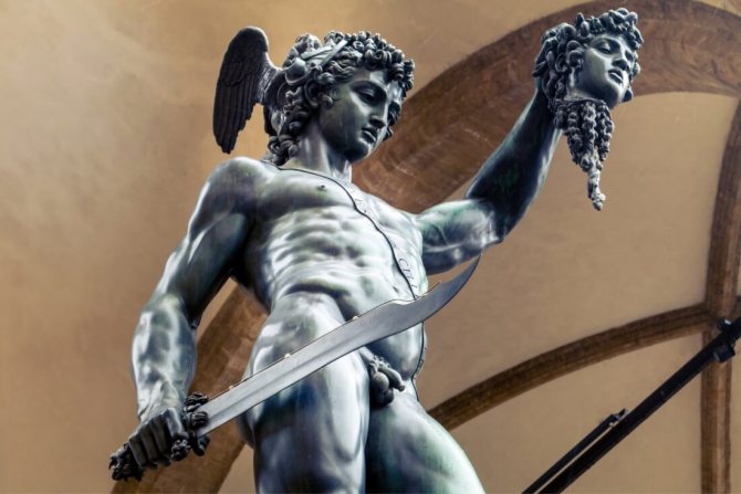 Statue en bronze de Persée avec la tête de la Gorgone sur la Piazza Signoria à Florence