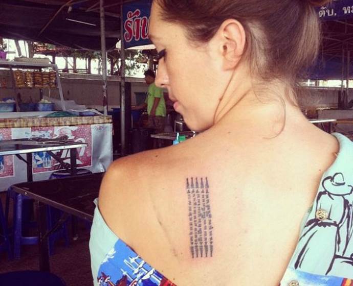 fille brune avec un tatouage sur l'omoplate