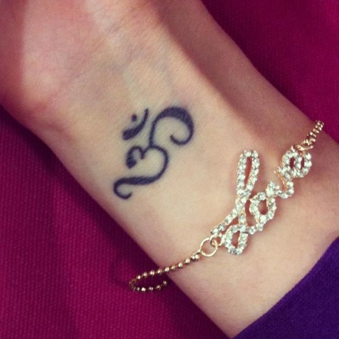 Tatouage d'une amulette bouddhiste