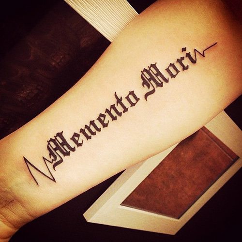 Tatouage Carpe diem Memento Mori en latin. Photo, signification