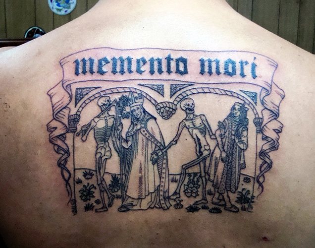 Tatouage Carpe diem Memento Mori en latin. Image, signification.