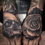 Crâne et fleurs