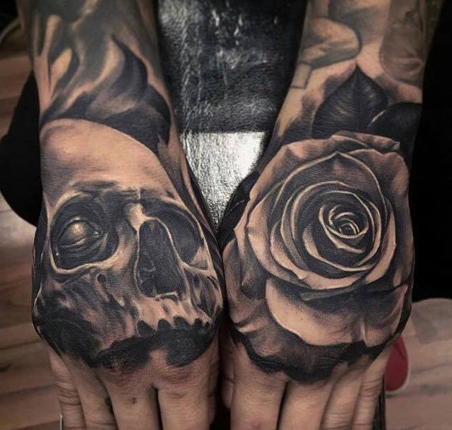 Crâne et fleurs