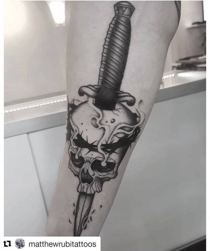 Crâne avec couronne d'épines et poignard