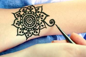tatouage mehendi noir sur le bras