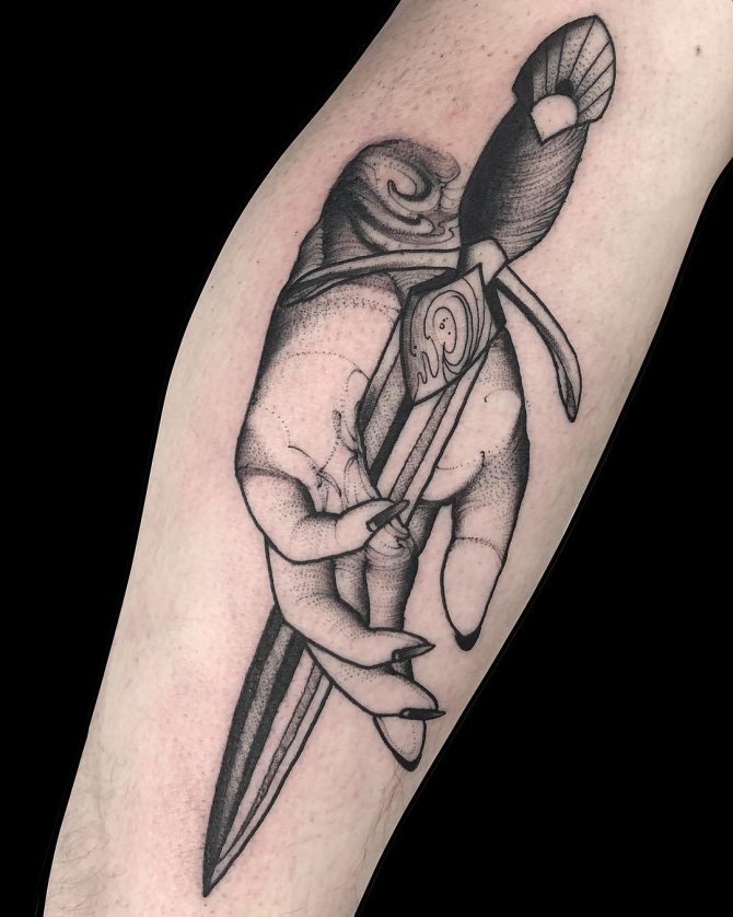 Tatouage de poignard noir et blanc sur le bras