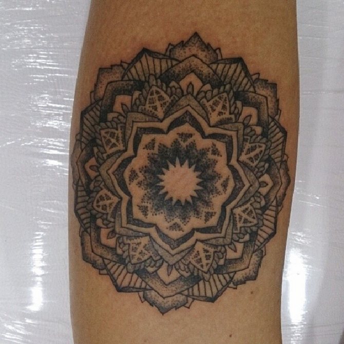 Tatouage mandala noir et blanc