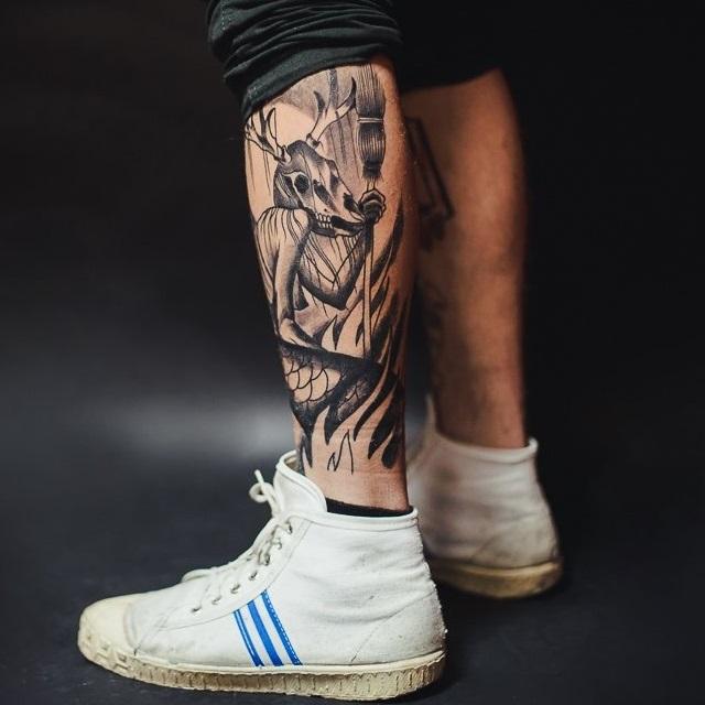 Tatouage masculin noir et blanc sur les jambes