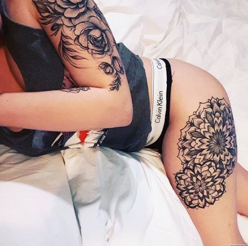 Tatouages noir et blanc : croquis, photo, signification : soleil, rose, chat, croix, panthère, renard, chat pour les filles, les garçons.