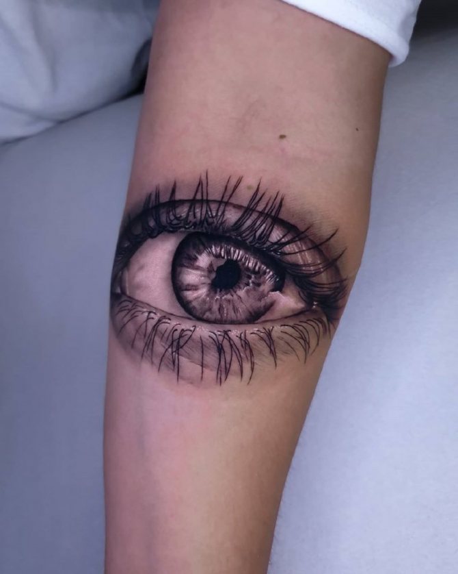tatouage réaliste en noir et blanc