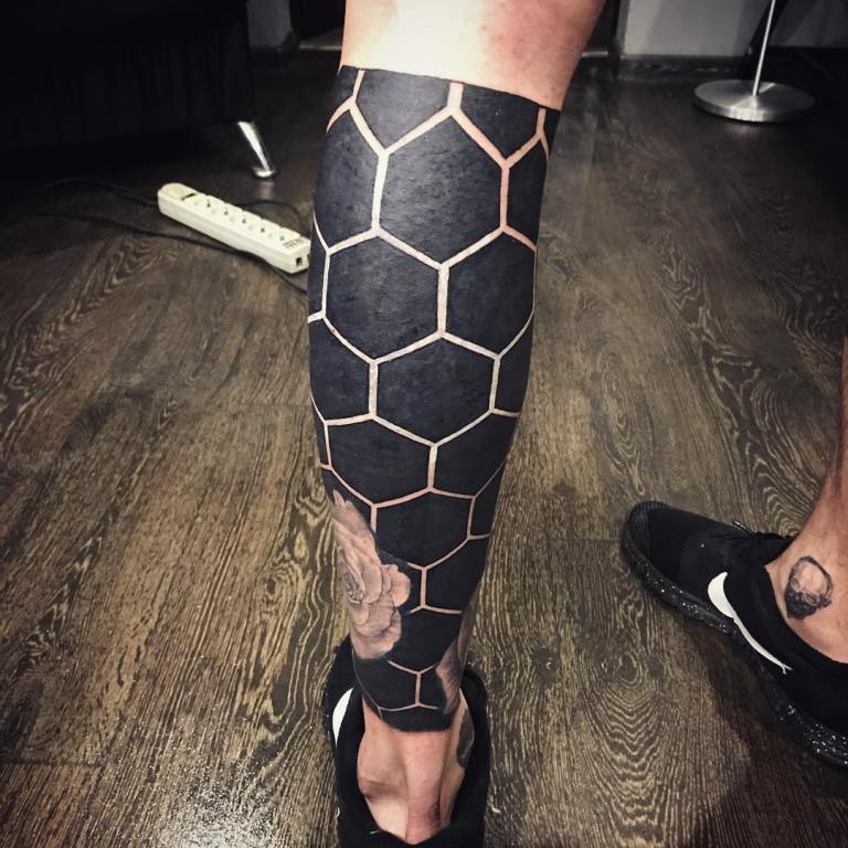 Tatouage noir sur la jambe d'un homme