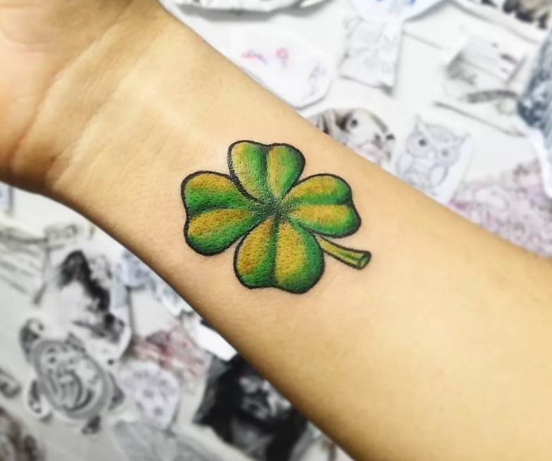 Trèfle à quatre feuilles : signification et photo symbole, et tatouage, comment l'utiliser pour attirer la chance