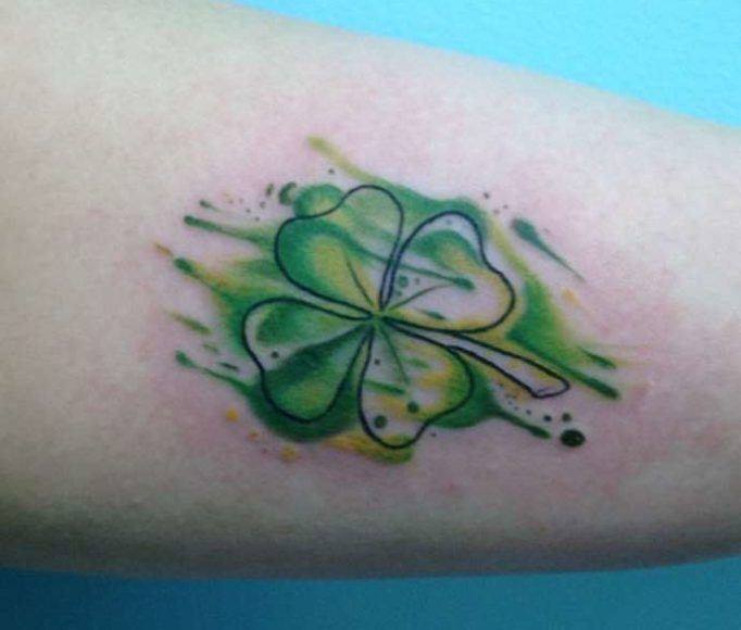 Trèfle à quatre feuilles : signification et photo symbole, et tatouage, comment l'utiliser pour attirer la chance