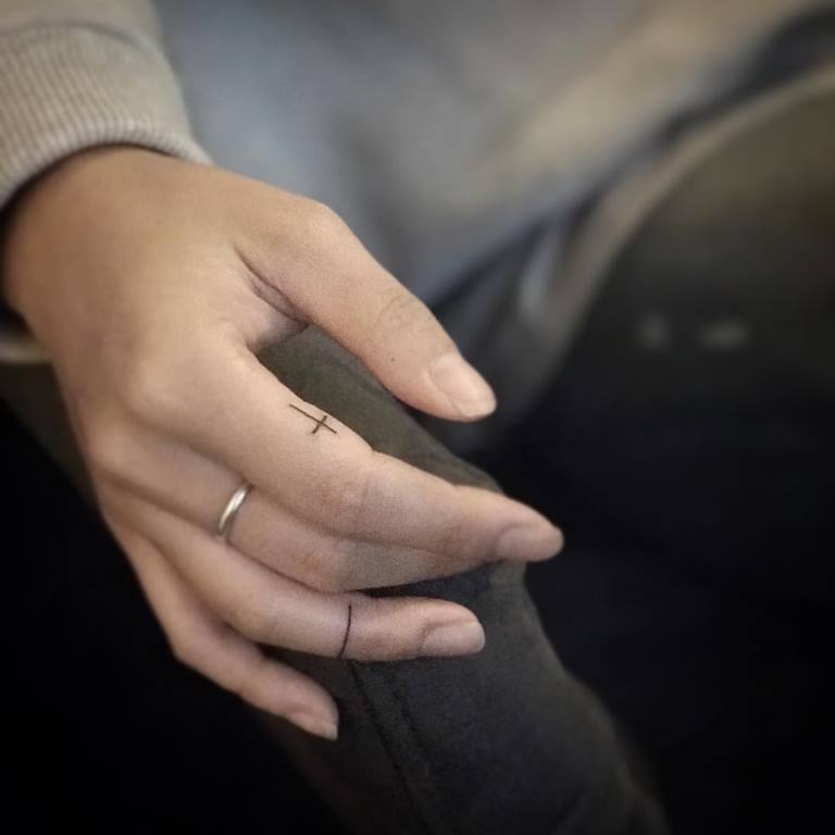 Que signifie le tatouage en forme de croix sur votre main ?