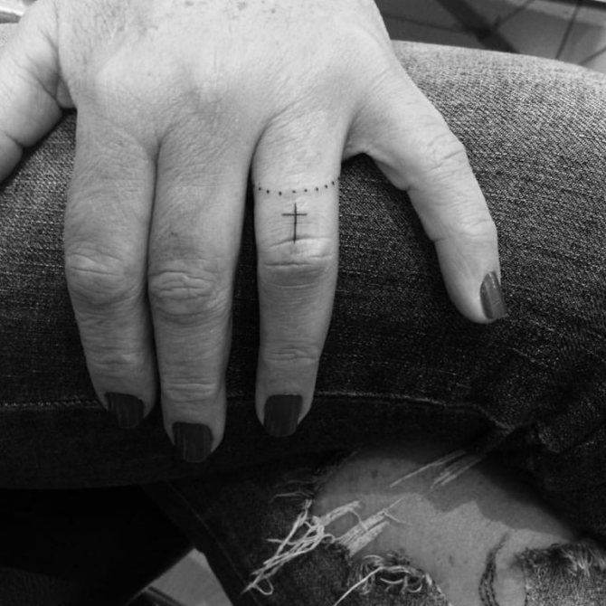 Que signifie une croix sur un doigt