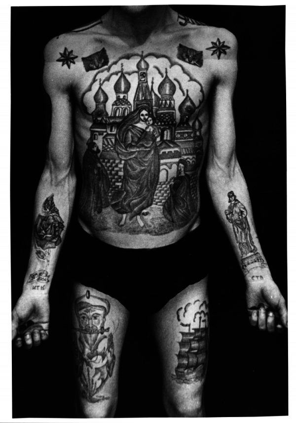 Que signifie un tatouage d'étoile sur les hommes, les filles, la prison. tatouage d'étoiles de voleurs : types, photos. que signifient les étoiles à huit branches sur les épaules des taulards ? que signifie un tatouage d'étoile sur les épaules, la poitrine, les clavicules, le bras, deux étoiles sur les épaules ? décryptage commun des étoiles de tatouage.