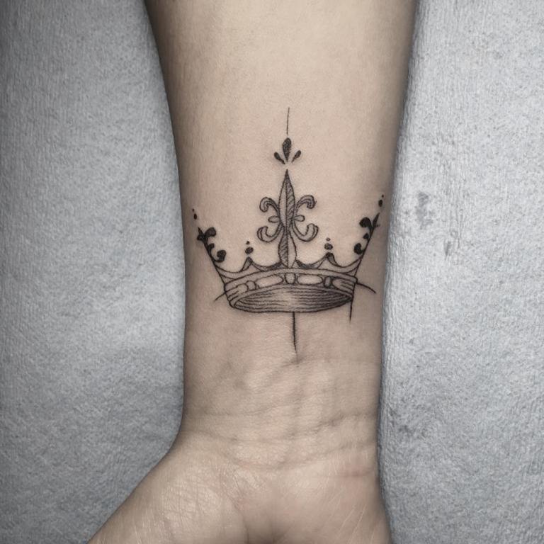 Que signifie le tatouage d'une couronne pour une fille ?