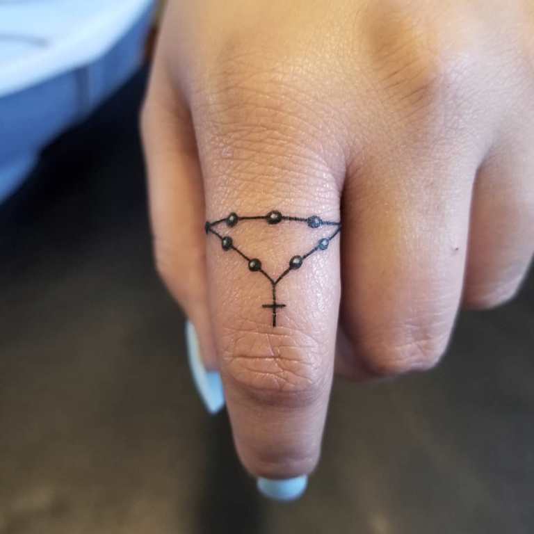 signification du tatouage de la croix sur le pouce