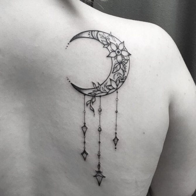 Que signifie le tatouage en forme de croissant de lune