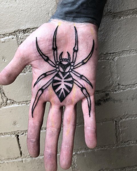 Que signifie un tatouage d'araignée pour les hommes ? Tatouage d'une araignée, signification pour les filles