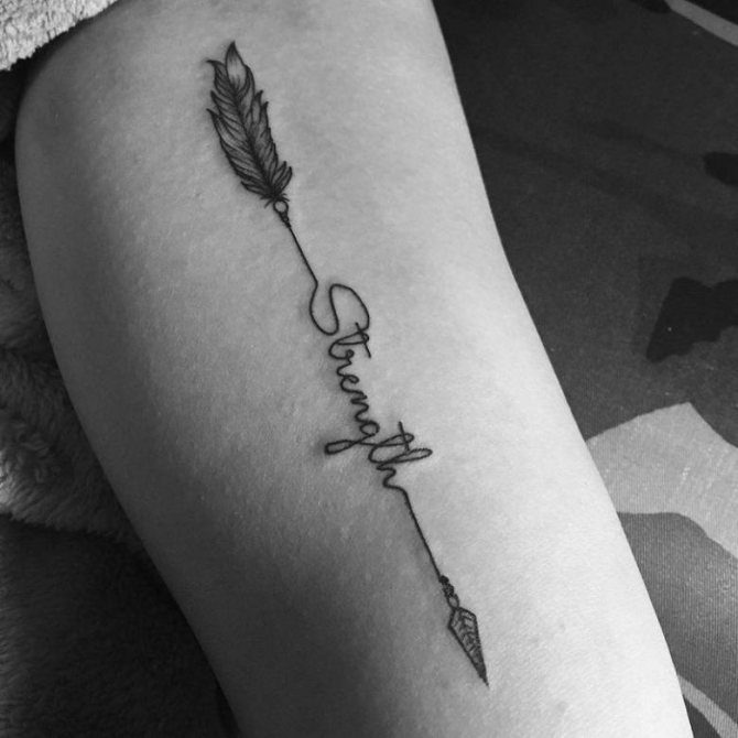 Que signifie le tatouage de la flèche dans le cou ?