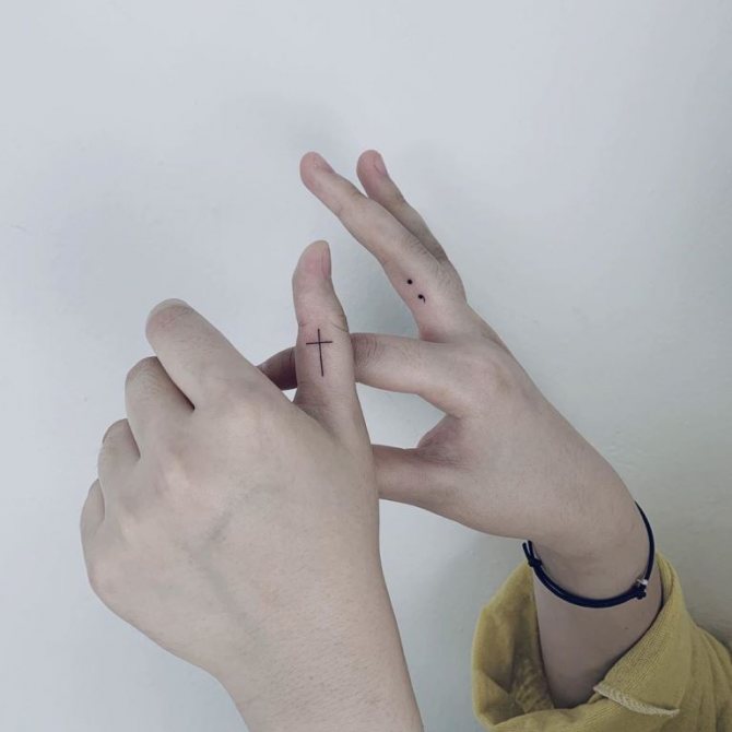 que signifie une croix sur un doigt