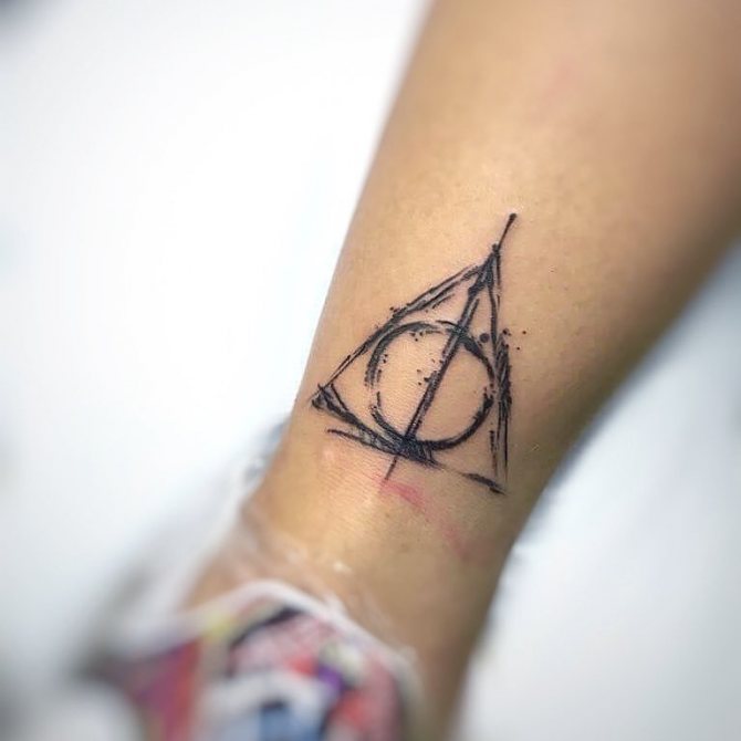ce que signifie un tatouage en triangle