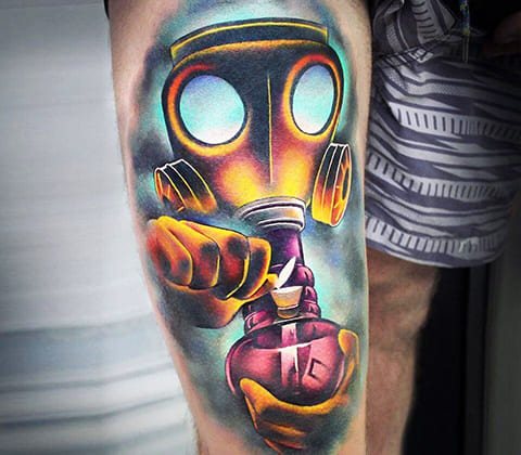 Tatouage de masque à gaz coloré