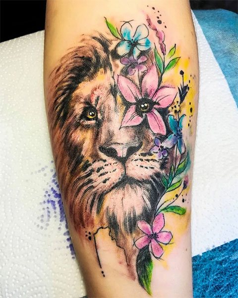 Tatouage de lion coloré sur le bras d'une fille