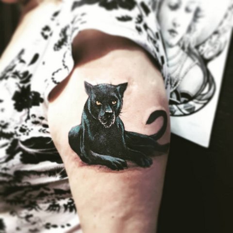 Tatouage coloré d'une panthère noire