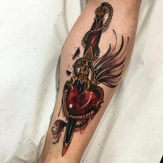 Tatouage de poignard coloré sur sa jambe