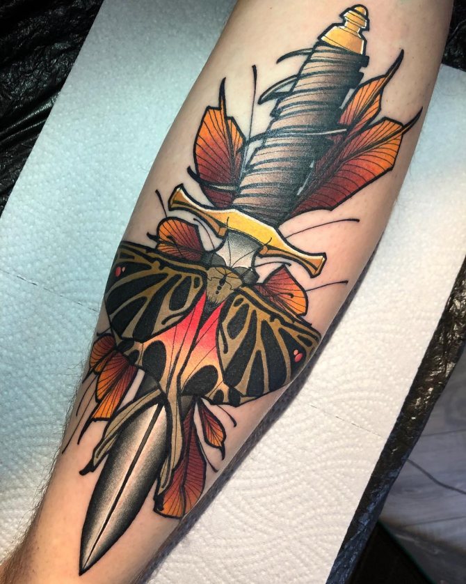 Tatouage de poignard coloré avec fleur sur l'avant-bras