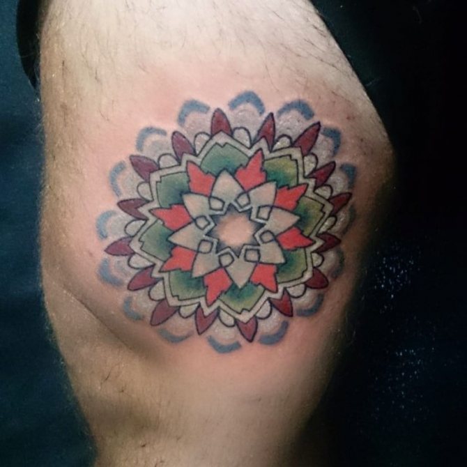 Tatouage de mandala coloré