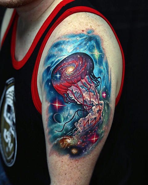 Tatouage coloré d'une méduse sur l'épaule d'un homme