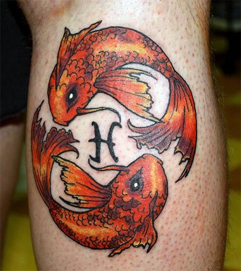 Tatouage en couleur - le signe astrologique du poisson sur votre jambe