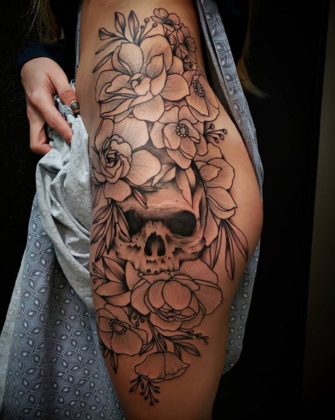 Fleurs et crâne sur le côté de la cuisse