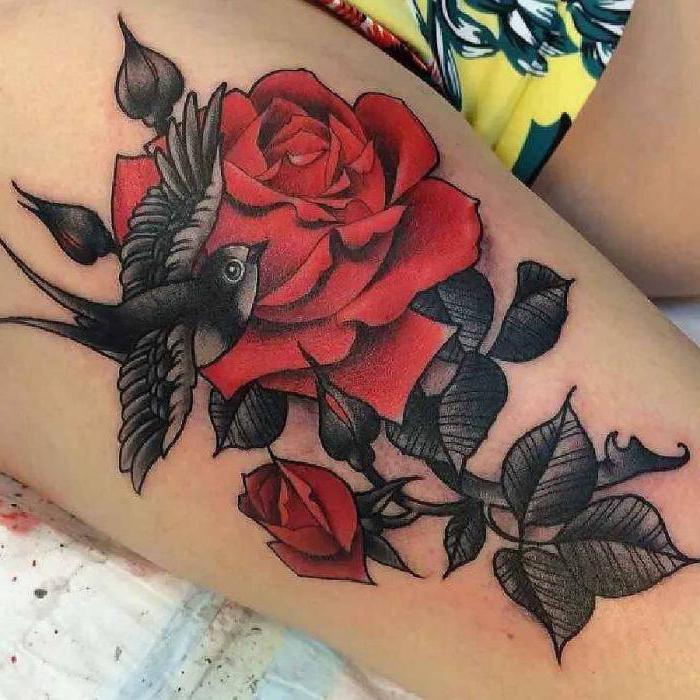 photo de tatouage de fleurs sur la hanche