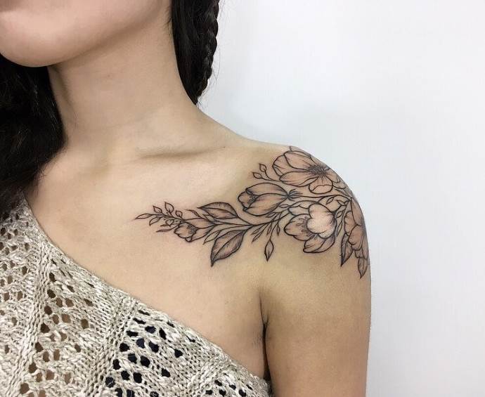 Fleurs sur l'épaule d'une fille