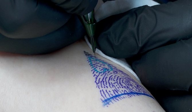 Dactyloscopie de l'amour. Les tatouages d'empreintes digitales se font à Tcheliabinsk.