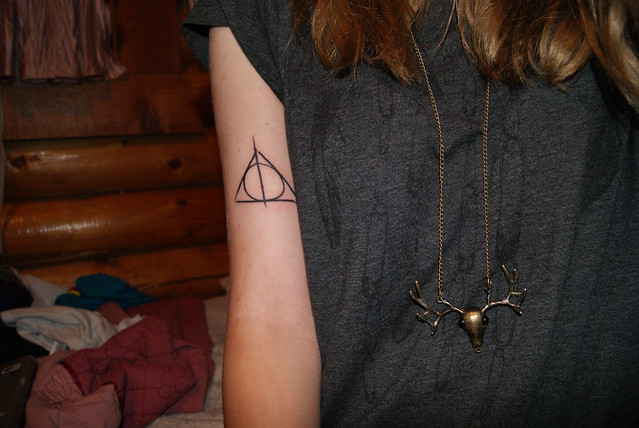 Tatouage des reliques de la mort sur les biceps