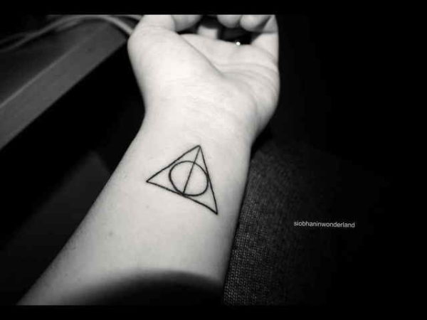 Tatouage du poignet des reliques de la mort